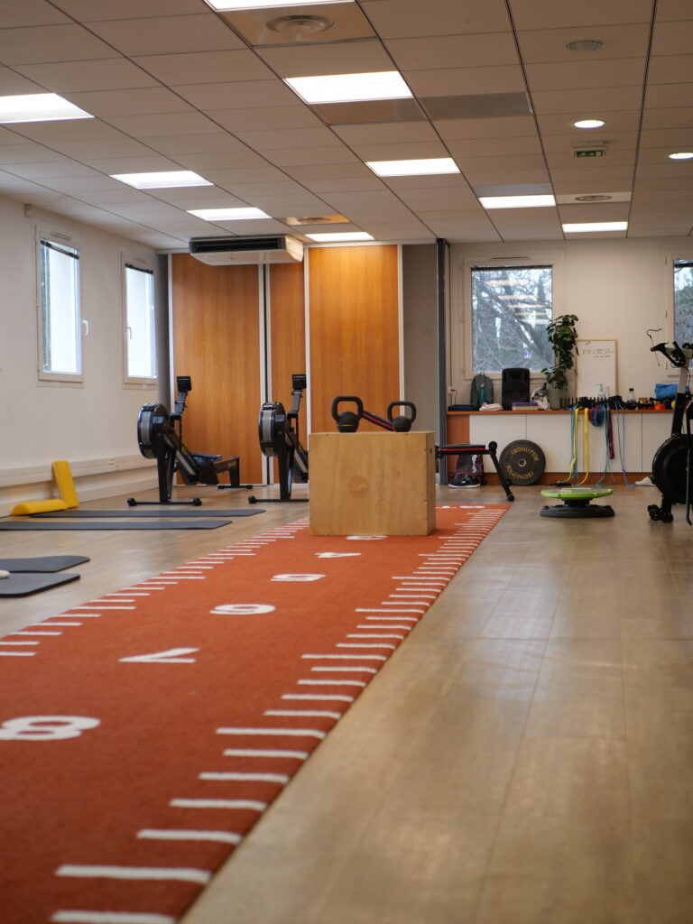 salle de sport avec matériel