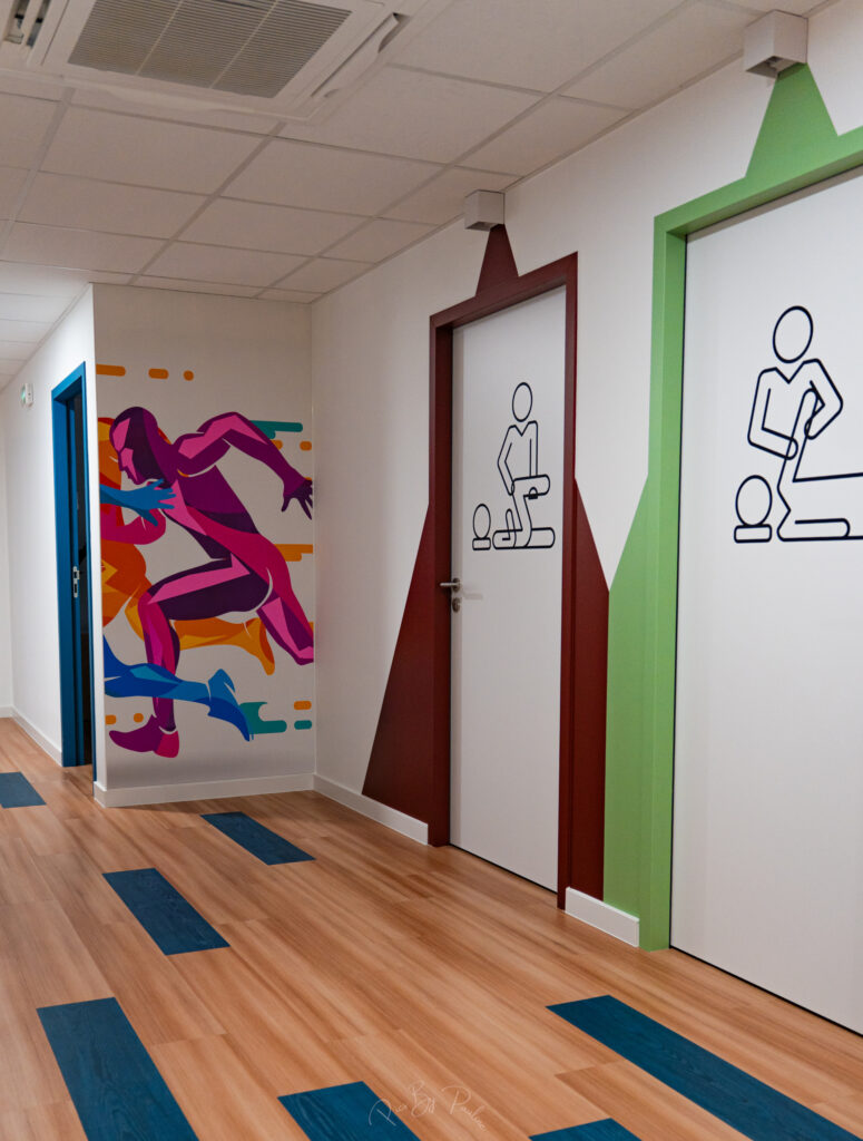 Couloir et portes de salle privée de kinésithérapie